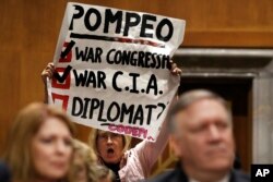 La coronel del ejército en retiro, Ann Wright, protesta la nominación del directo de la CIA, Mike Pompeo, a la Secretaria de Estado. Abril 12 de 2018.