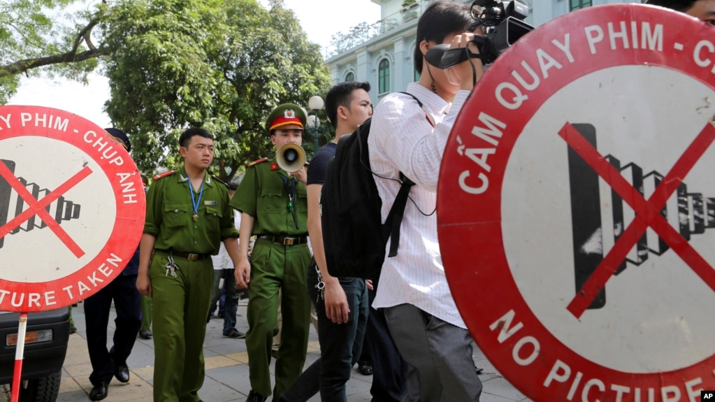 Báo chí Việt Nam chịu nhiều hạn chế khi tác nghiệp trong nước