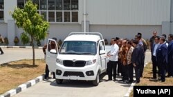 Presiden Jokowi melakukan uji coba mobil pick up Esemka Bima di PT SMK Boyolali, Jumat, 6 September 2019. (Foto: VOA/Yudha)