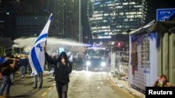 以色列安全部队在特拉维夫市使用水炮驱散抗议人士。（2023年3月27日）