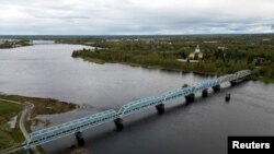 Pogled iz zraka na željeznički most na rijeci Torne koji povezuje Švedsku i Finsku u Haparandi, Švedska, 31. maja 2023. REUTERS/Janis Laizans