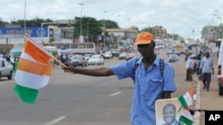 Un vendeur dans une rue à Yamoussoukro, en Côte d'Ivoire, le 20 mai 2011.