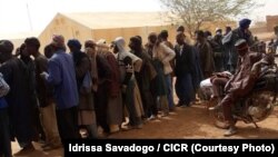 Distribution de coupons alimentaires à 5.000 personnes dans le Soum, au nord du Burkina Faso, le 26 mars 2017. (Idrissa Savadogo / CICR)