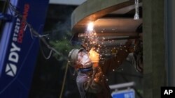 코로나바이러스가 다시 확산하고 있는 한국 서울의 한 건설현장에서 21인 인부가 마스크를 쓰고 작업을 하고 있다. 