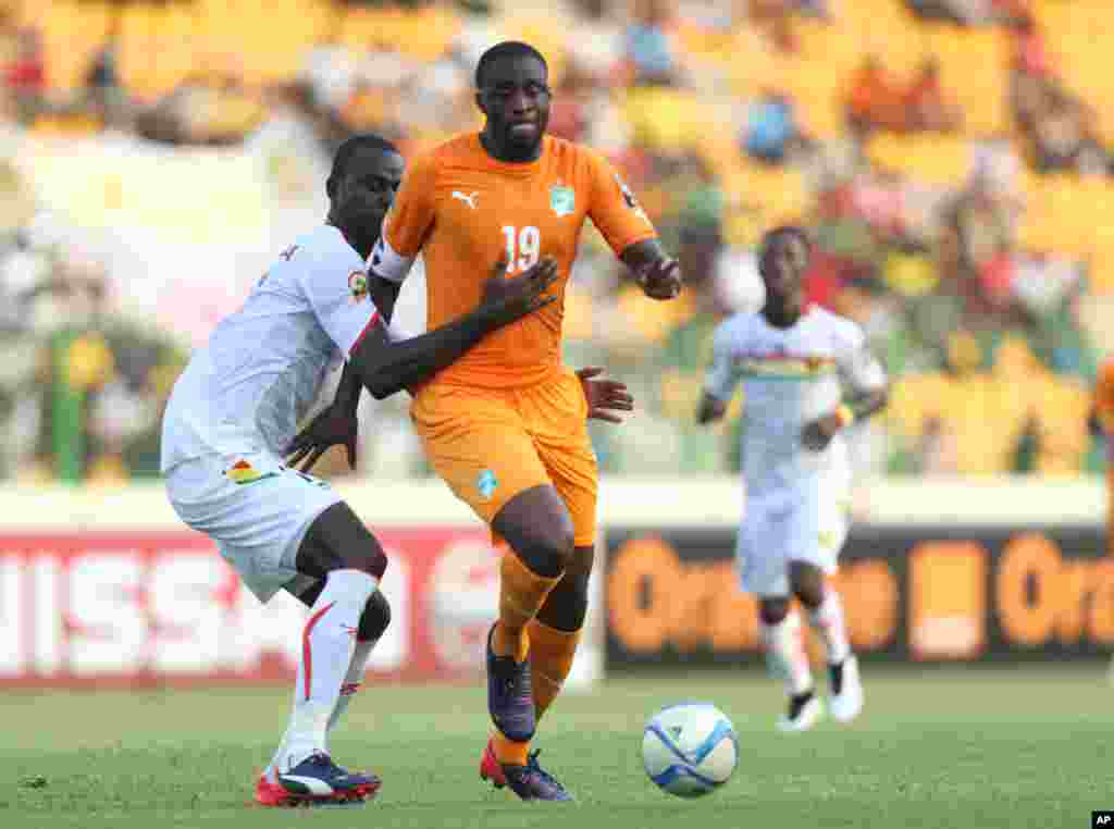 Yaya Touré de la Côte-d&#39;Ivoire, à droite, est en duel avec Boubakar Fofana de la Guinée au cours du match de football du groupe D de la&nbsp;Coupe d&#39;Afrique des Nations au stade de Malabo, Guinée équatoriale, mardi 20 janvier 2015.