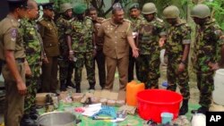 Forcat e sigurisë demonstrojnë materialet për prodhimin artizanal të bombave, të gjetura në bazën e ekstremistëve. 