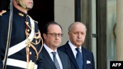 Tổng thống Pháp Francois Hollande và Bộ trưởng Ngoại giao Pháp Laurent Fabius tại điện Elysee ở Paris, ngày 24 tháng 6, 2015.
