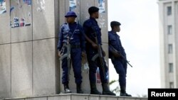 Ba policiers na monument pene na CENI, Kinshasa, RDC, 9 janvier 2019. 