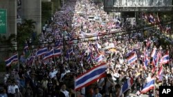 Anti-government demonstrators fill up a street during a rally in Bangkok, Thailand, Nov. 4, 2013. 