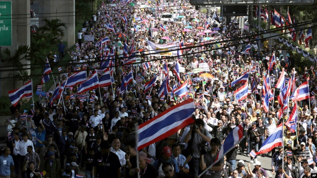 Ribuan demonstran memrotes rencana pemerintah Thailand mengesahkan undang-undang amnesti di Bangkok Senin (4/11).
