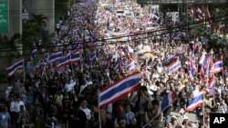 Ribuan demonstran memrotes rencana pemerintah Thailand mengesahkan undang-undang amnesti di Bangkok Senin (4/11).
