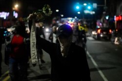 Un manifestante sostiene un ramo de flores durante una manifestación después de la muerte de Walter Wallace Jr., en Filadelfia, Pensilvania, EE.UU., el 27 de octubre de 2020.