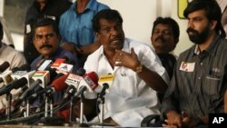 지난 1991년 라지브 간디 전 인도 총리 암살 사건 당시 함께 숨진 희생자의 유가족들이 20일 기자회견을 열고, 암살범들에 대한 주정부의 석방 결정에 항의하고 있다.