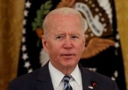 Presiden AS Joe Biden menyampaikan sambutannya saat bertemu dengan anggota tim keamanan nasional dan pemimpin sektor swasta untuk membahas bagaimana "meningkatkan keamanan siber negara," di Ruang Timur, Gedung Putih di Washington, AS, 25 Agustus. (Foto: Reuters/Leah Millis)