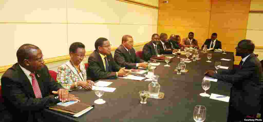 Rais Kikwete wa Tanzania akizungumza na makamu rais wa Benki kuu ya Dunia Bw Diop