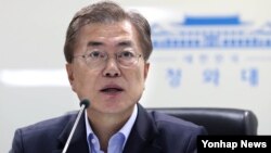 El presidente progresista Moon Jae-in está a favor de una estrategia más cordial hacia Corea del Norte que sus predecesores, y se ha ofrecido a visitar Pyongyang si las circunstancias son las adecuadas.