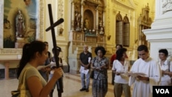 Disidentes cubanos ven con escepticismo que el viaje abra nuevas puertas a la democracia.