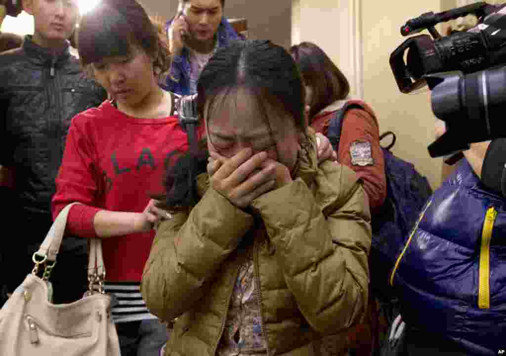 Một thân nhân của hành khách người Trung Quốc trên chuyến bay Malaysia MH370 khóc tại khách sạn ở Bắc Kinh, ngày 9/3/2014.
