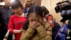 Rodjaci kineskih putnika nestalog aviona Malezija erlajnsa smešteni su u hotelu u Pekingu. 