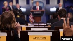 Un periodista alza la mano para poder realizar una pregunta al presidente Donald Trump en la sala de prensa de la Casa Blanca, el pasado 20 de abril.