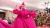 Lady Gaga vuelve a sorprender en alfombra rosa de Gala del Metropolitano