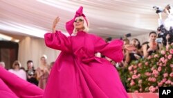 Lady Gaga asiste a la gala de beneficencia del Instituto del Vestuario del Museo Metropolitano de Nueva York, que celebra la exhibición "Camp: Notas sobre Moda". Mayo 6 de 2019.