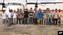 Les otages libérés par les pirates somaliens à Galkayo, Somalie, le 23 octobre 2016.