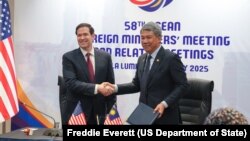 美国国务卿卢比奥与马来西亚外长哈桑在吉隆坡签署一份谅解备忘录。(2025年7月10日)