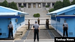지난 25일 비무장지대(DMZ)내 판문점에서 남북한 군인들 사이에 긴장감이 흐르고 있다.