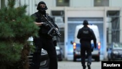 Polisi Jerman membawa tersangka teroris ISIS (tidak tampak) untuk diadili di gedung pengadilan di Frankfurt, Jerman 13/11 (foto: ilustrasi).