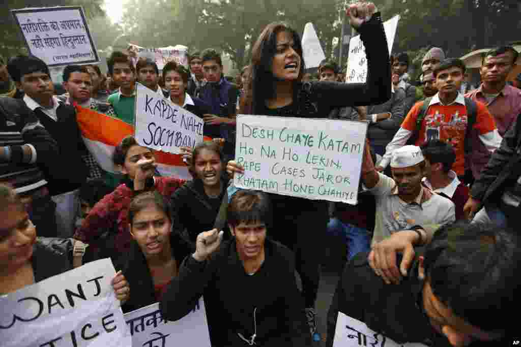 Para mahasiswa/i India berdemonstrasi memprotes pemerkosaan beramai-ramai di New Delhi dan menuntut pemerintah mengambil tindakan lebih dalam melindungi perempuan (24/12).