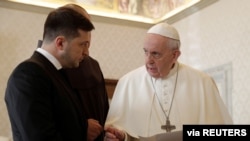 지난 2020년 2월 바티칸을 방문한 블로디미르 젤렌스키 우크라이나 대통령(왼쪽)이 프란치스코 교황과 만났다.
