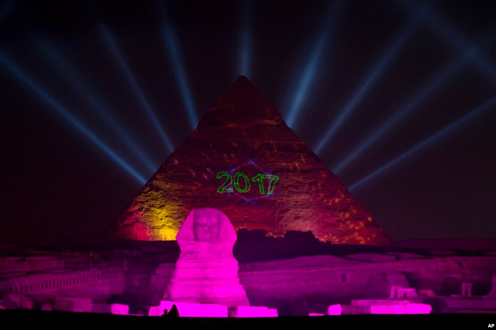 Las luces iluminan el sitio histórico de las Pirámides de Giza y la Esfinge para celebrar el Año Nuevo en Egipto. (Foto AP)
