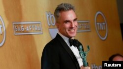 Daniel Day-Lewis poses backstage after winning the award for outstanding male actor in a leading role for "Lincoln" at the 19th annual Screen Actors Guild Awards in Los Angeles, California January 27, 2013.