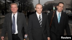 Nick Slatten (tengah), pengawal keamanan dari perusahaan jasa keamanan swasta, Blackwater Worldwide, meninggalkan gedung pengadilan federal setelah dijatuhi dakwaan bersama 4 pengawal blackwater lainnya, 6 Januari 2009, di Washington. 