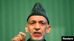 Tổng thống Afghanistan Hamid Karzai hoãn việc ký một hiệp định an ninh song phương với Hoa Kỳ, thay vào đó nhấn mạnh tới việc phóng thích các phần tử tranh đấu Taliban