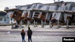 Rumah-rumah yang rusak karena hantaman Badai Sandy di pantai New Jersey. (Foto: Dok)