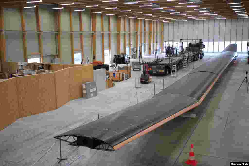 Wing assembly on Solar Impulse, 2010. (Photo: St&eacute;phane Gros) 