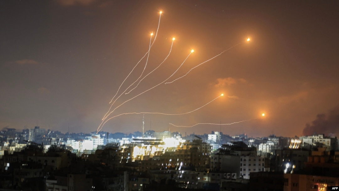 Hệ thống phòng không của Israel đánh chặn rocket của Hamas phóng đi từ Dải Gaza hôm 11/10.