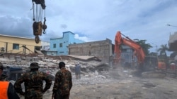 Petugas penyelamat terlihat di lokasi bangunan yang runtuh setelah gempa bumi melanda Port Vila, ibu kota Vanuatu, pada 18 Desember 2024.