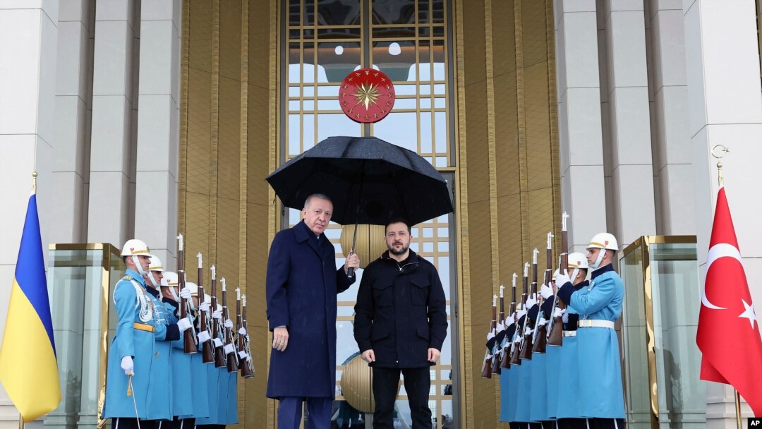 Foto divulgada pela Presidência turca mostra o presidente turco, Recep Tayyip Erdogan, posa para uma foto com o presidente ucraniano, Volodymyr Zelensky, durante o seu encontro no palácio presidencial em Ancara, Turquia, terça-feira, 18 de fevereiro de 2025