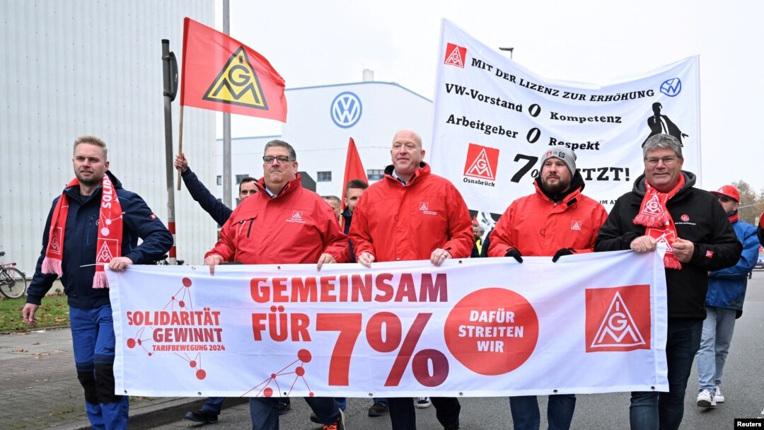 Zaposleni u Volkswagen AG marširaju za veće plate ispred fabrike Volkswagena u Osnabruecku tokom 'štrajka upozorenja' njemačkog sindikata metalaca IG Metall, u Osnabruecku, Njemačka, 6. novembra 2024.