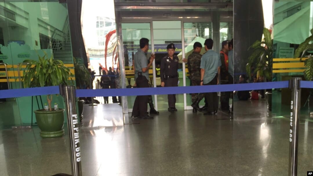 Cảnh sát Thái đang làm việc tại lối vào bệnh viện quân y Phramongkutklao ở Bangkok, ngày 22/5/2017.