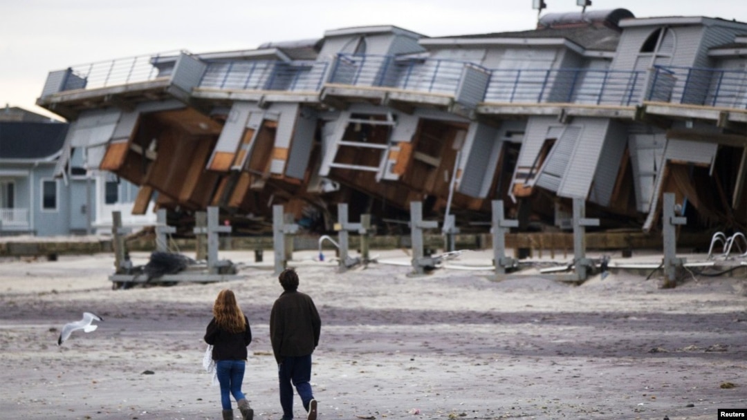 Rumah-rumah yang rusak karena hantaman Badai Sandy di pantai New Jersey. (Foto: Dok)