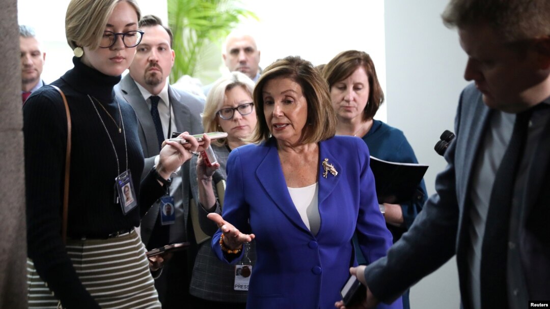 Ketua DPR AS Nancy Pelosi menjawab pertanyaan wartawan di Capitol Hill (8/1). 