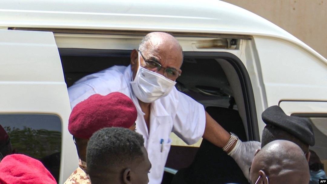 Presiden terguling Sudan Omar al-Bashir turun dari kendaraan setelah tiba di gedung pengadilan untuk menghadiri persidangannya, di Ibu Kota Khartoum, 21 Juli 2020. (Foto: AFP)