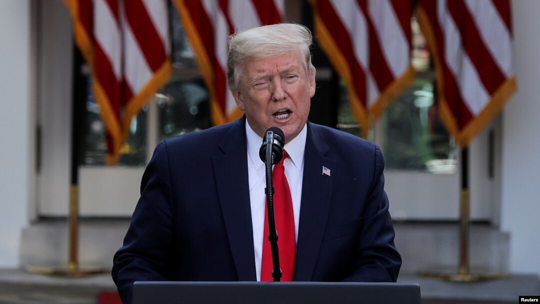 El mandatario estadounidense Donald Trump se dirige a la prensa, desde la Casa Blanca, para informar sobre la pandemia de coronavirus, el lunes 27 de abril de 2020.