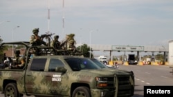 Sejumlah tentara berpatroli di area Monterrey-Nuevo Laredo, Meksiko, pada 27 Juni 2021. Patroli dilakukan untuk mencegah penculikan dan penyerangan terhadap para pengguna jalan yang melewati area tersebut. (Foto: Reuters/Daniel Becerril)