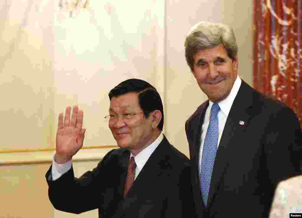 Ngoại trưởng Mỹ John Kerry và Chủ tịch nước Việt Nam Trương Tấn Sang vẫy chào tại Bộ Ngoại giao ở Washington, ngày 24/7/2013.