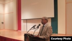 ওয়াশিংটনে বাংলাদেশ দূতাবাসে বক্তব্য রাখছেন শাহরিয়ার কবির 